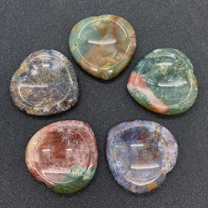 Detailaufnahme herzförmiger, polierter Natur-Achatsteine mit einzigartiger Mineralstruktur