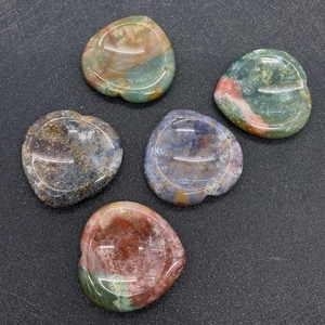 Detailansicht polierter herzförmiger Naturachatsteine mit einzigartigen Mineraltexturen