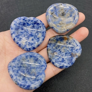 Gros plan de quatre pierres naturelles bleues en forme de cœur avec motifs marbrés