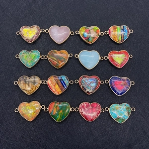 Selezione di 16 connettori in pietra naturale a forma di cuore con doppi anelli dorati
