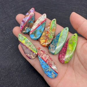 Détail de sept pendentifs colorés en pierre impériale en forme de goutte d'eau