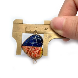 Misurazione della larghezza del ciondolo a cuore in pietra naturale 21x33mm con bordi d'oro