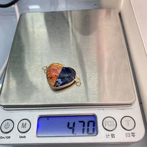 Dettaglio del connettore in pietra a cuore su una bilancia con peso di 4,70g
