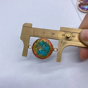 Detailansicht des bunten Kaiserstein-Anhängers mit 21x30mm Größenmessung auf dem Messschieber