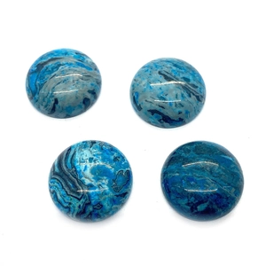 Dettaglio di quattro cabochon tondi in agata blu da 19mm con venature di pietra naturale