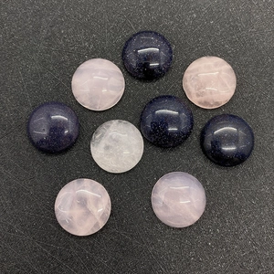 Detalle de cabujones redondos de 15mm de cuarzo rosa y lapislázuli pulidos para joyería