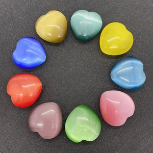 Pierres œil-de-chat en forme de cœur en dix couleurs vives disposées en cercle