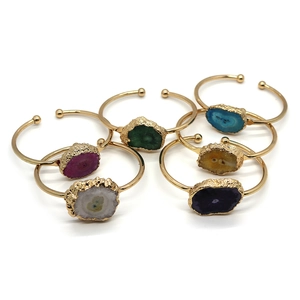 Bracciali aperti dorati regolabili con varie pietre naturali di agata druzy