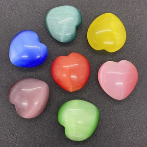 Pierres œil de chat polies de 30mm en forme de cœur, couleurs vives sur fond noir