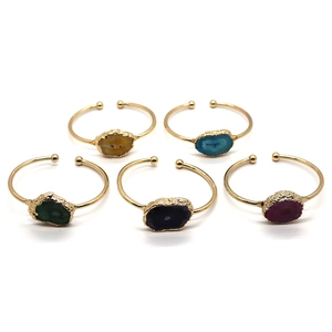 Set di cinque bracciali dorati con fette di pietra d'agata naturale in vari colori vivaci