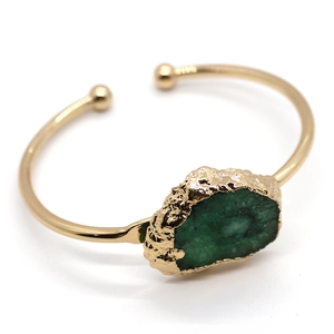 Bracelet manchette doré réglable orné d'une grande tranche d'agate verte brute irrégulière