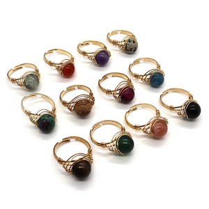 Lot de 12 bagues artisanales en fil doré avec diverses perles de pierres naturelles 10mm