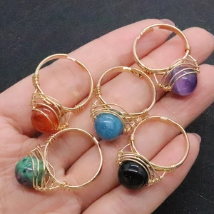 Bagues artisanales en fil doré avec perles de pierre naturelle de 10mm en cinq couleurs