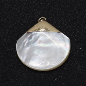 Détail macro du pendentif en nacre en forme de goutte avec fermoir doré scintillant