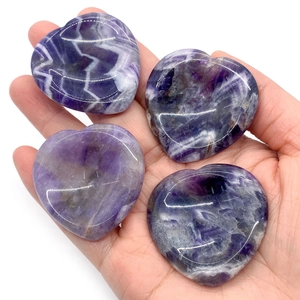 Pierres d'améthyste naturelle en forme de cœur avec textures minérales violettes polies
