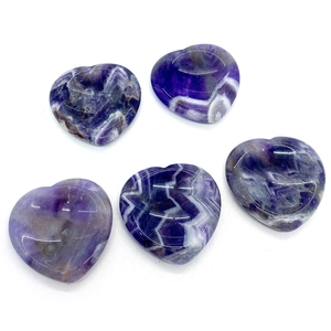 Cinq pierres d'améthyste naturelle en forme de cœur avec des motifs de vagues violettes