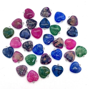 Gros plan de pendentifs en agate en forme de cœur colorés avec textures craquelées naturelles
