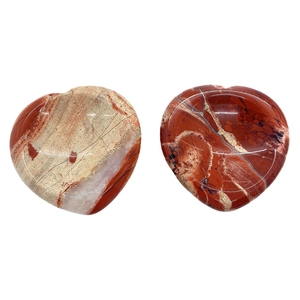 Lot de deux pierres de jaspe rouge en forme de cœur polies aux textures minérales
