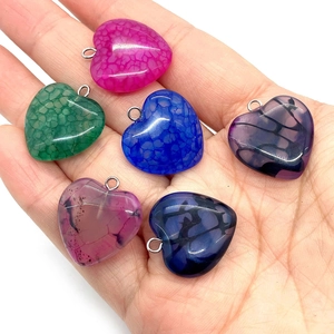 Lot de six pendentifs en agate naturelle en forme de cœur avec texture craquelée et anneaux