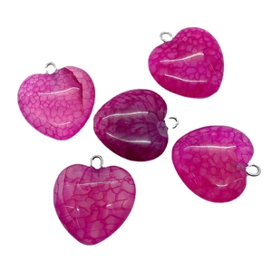 Cinq pendentifs coeur en agate magenta avec motifs naturels et anneaux en métal