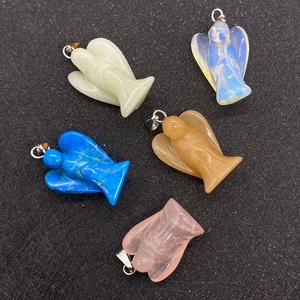 Dettaglio di cinque ciondoli a forma di angelo in pietra naturale con ganci in argento