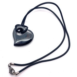 Gepolijste hartvormige hematiet hanger ketting met zwart koord en karabijnsluiting