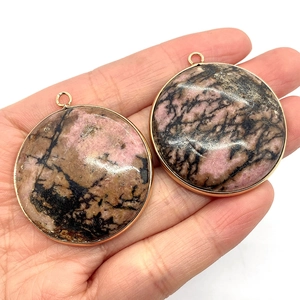 Pendentifs ronds en rhodochrosite naturelle avec bords dorés et textures uniques