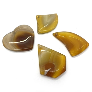 Set di ciondoli in agata gialla naturale a forma di cuore e geometrica per gioielli