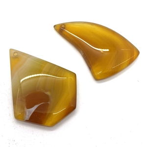 Set di due ciondoli in agata naturale lucida con texture a strisce e fori pre-perforati