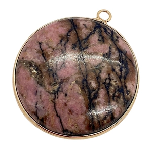 Pendentif rond en rhodonite naturelle avec bordure dorée et texture marbrée rose noire