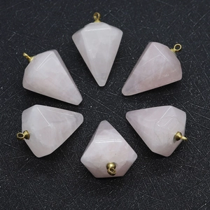 Dettaglio macro di sei pendenti in quarzo rosa sfaccettato con connettori in metallo dorato