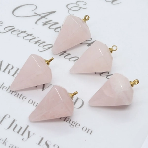 Cinque ciondoli a piramide in quarzo rosa con anelli dorati per collane fai-da-te