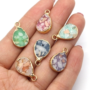 Lot de six pendentifs gouttes en pierre naturelle colorée avec monture dorée pour bijoux