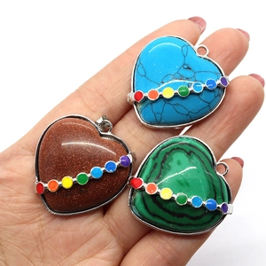 Herzanhänger aus Malachit und Türkis mit farbenfrohen Regenbogen-Edelsteinakzenten