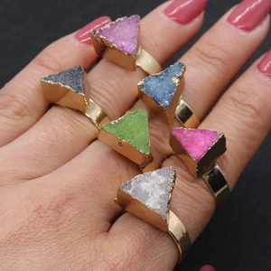 Juego de seis anillos triangulares de piedra de cristal natural con montura dorada