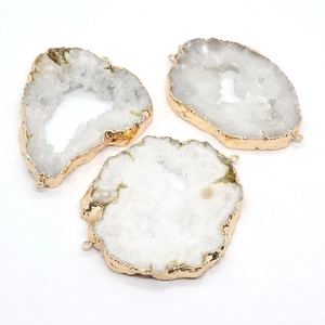 Unregelmäßiger Naturkristall-Anhänger mit goldenem galvanisiertem Rand für DIY-Schmuck