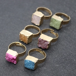 Détail de 6 bagues colorées en pierre druzy carrée avec anneaux ajustables dorés