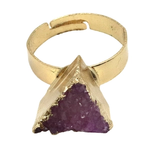 Anillo de cristal púrpura natural triangular con banda dorada ajustable y estilo rústico