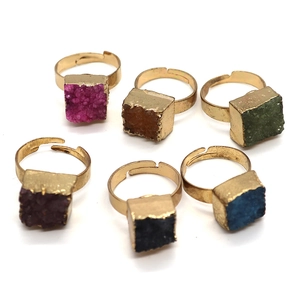 Set di sei anelli dorati regolabili con cristalli druzy quadrati in colori assortiti