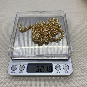 Dettaglio che mostra il peso di 32,18g della catena in metallo dorato e perle bianche
