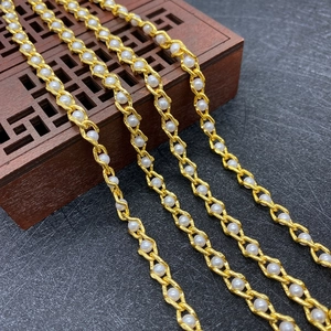 Catena in rame dorato con perle bianche intrecciate per accessori di borse di lusso