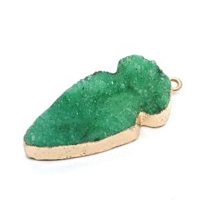 Pijlpunt hanger van groene druzy natuursteen met gouden rand voor DIY sieraden