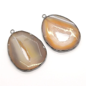 Pendente a goccia in geode di agata naturale con bordo argentato e dettagli cristallini