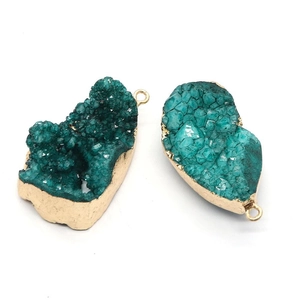 Deux pendentifs en quartz druzy naturel avec bordure dorée et cristaux bleus irréguliers
