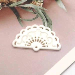 Natürlicher Muschel-Anhänger in Fächerform mit Hohlblumenmuster für DIY-Schmuck