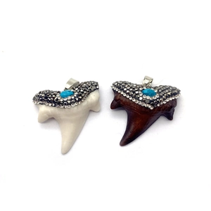 Pendenti a dente di squalo in resina con turchese e strass in bianco e marrone