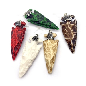 Pendentif flèche en résine de pierre naturelle avec strass et fermoir en argent