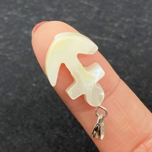 Ciondolo ancora in conchiglia naturale con lucentezza perlacea e gancio in argento DIY