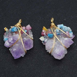 Detailansicht handgefertigter Amethyst-Anhänger mit bunter Drahtwicklung auf schwarzem Grund