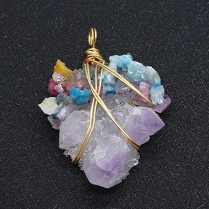 Makroaufnahme von handgefertigtem Amethyst Anhänger mit Golddrahtwicklung und Schmucksteinen
